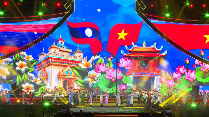 A performance at the art programme in Vientiane on January 9. (Photo: VNA)