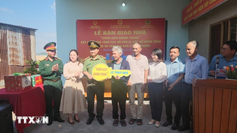 At a handover of newly built houses to flood-affected residents in Gia Lai province. (Photo: VNA) 