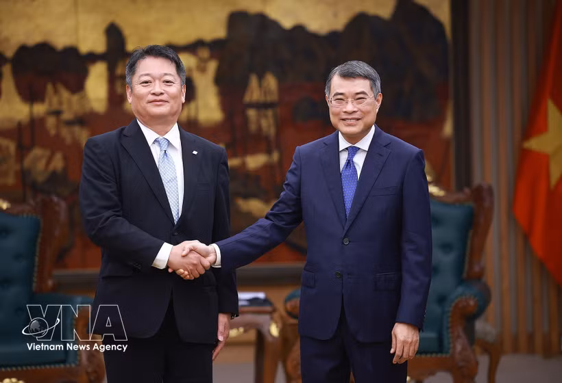 Prime Minister Le Minh Hung receives Governor of Japan’s Yamanashi prefecture Nagasaki Kotaro in Hanoi on May 11. (Photo: VNA