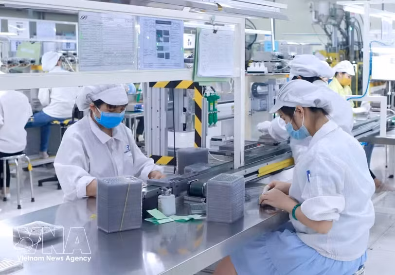 Workers produce electronic components at Star Engineers Vietnam Company, Binh Xuyen I Industrial Park in Phu Tho province (Photo: VNA) 