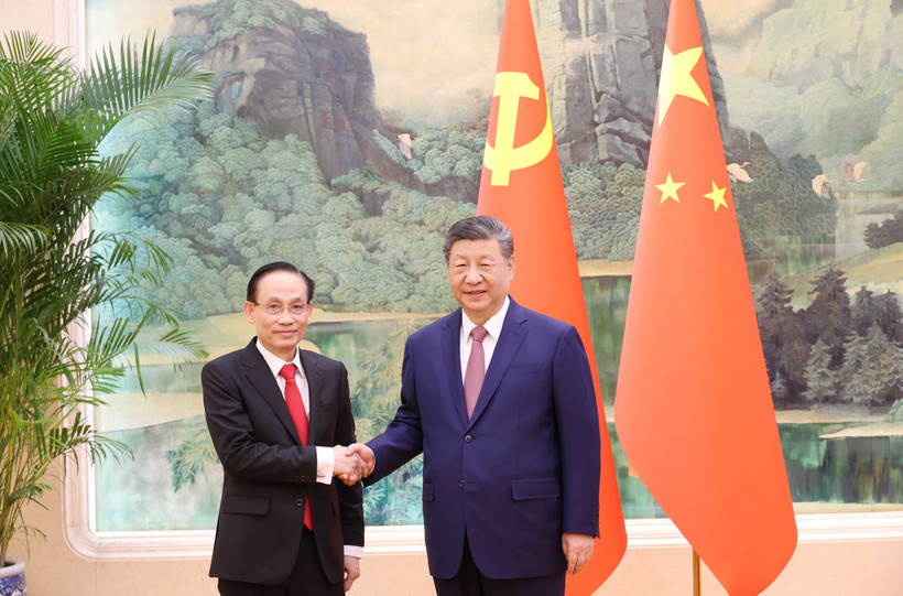 Le Hoai Trung (L), Politburo member, Minister of Foreign Affairs and Special Envoy of General Secretary of the Communist Party of Vietnam (CPV) Central Committee To Lam pays a courtesy call on General Secretary of the Communist Party of China Central Committee and President of China Xi Jinping in Beijing on February 4 (Source: MoFA)