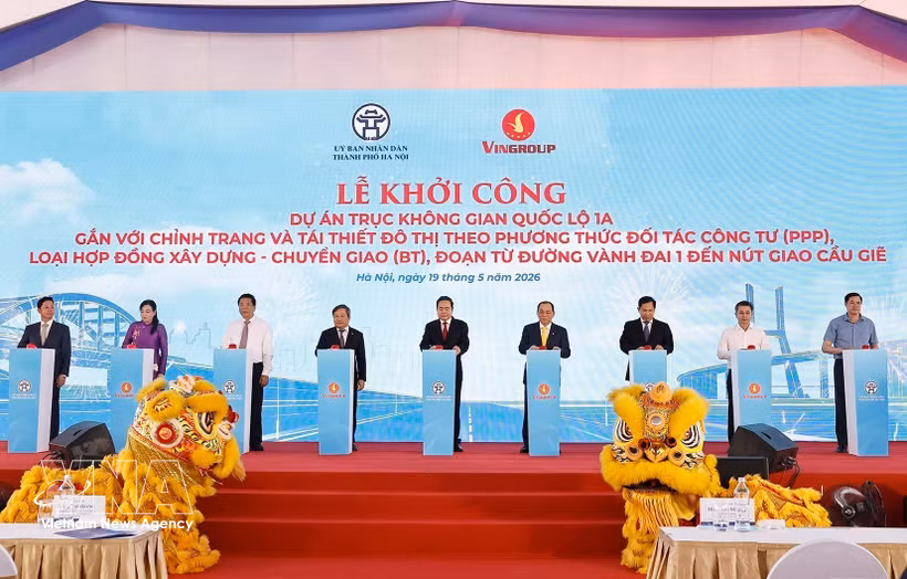 National Assembly Chairman Tran Thanh Man (centre) and officials press the button to launch the National Highway 1A spatial axis project on May 19, 2026. (Photo: VNA)