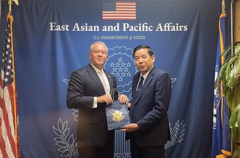 Deputy Minister of National Defence Sen. Lt. Gen. Nguyen Van Gau (right) and US Assistant Secretary of State for East Asian and Pacific Affairs Michael George DeSombre at their meeting on August 10 (Photo published by VNA)