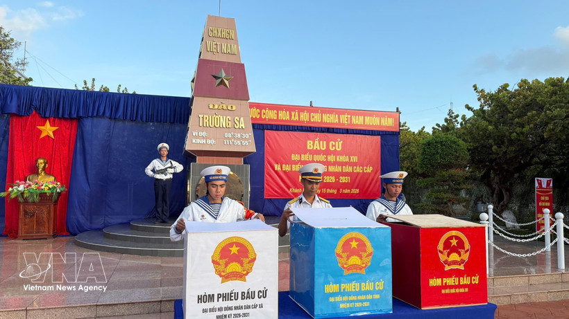 Soldiers examine ballot boxes before voting at a polling station in Truong Sa special zone, Khanh Hoa province. (Photo: VNA)