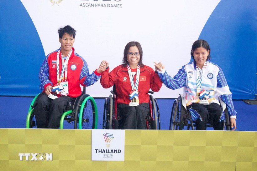 Swimmer Vi Thi Hang (centre) wins the gold medal in the women’s 100m backstroke (S6–S7) at the 13th ASEAN Para Games. (Photo: VNA)
