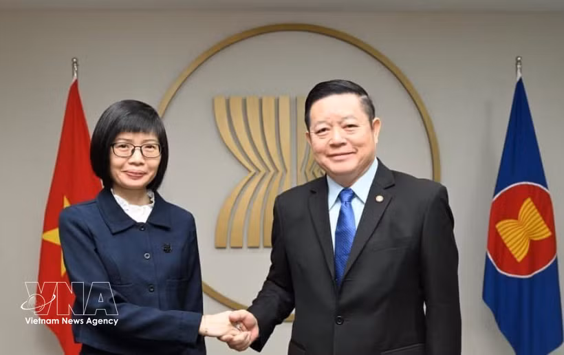ASEAN Secretary-General Kao Kim Hourn (R) and Vietnamese Ambassador Ton Thi Ngoc Huong. (Photo: VNA)