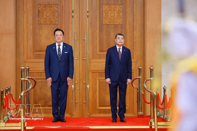 Prime Minister Le Minh Hung (right) and his Thai counterpart Anutin Charnvirakul at the welcome ceremony in Hanoi on June 8. (Photo: VNA)