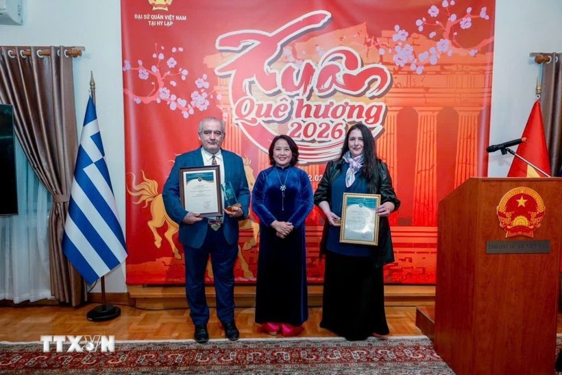 Vietnamese Ambassador to Greece Pham Thi Thu Huong (centre) presents the 11th National External Information Service Awards to Greek winners. (Photo: VNA)