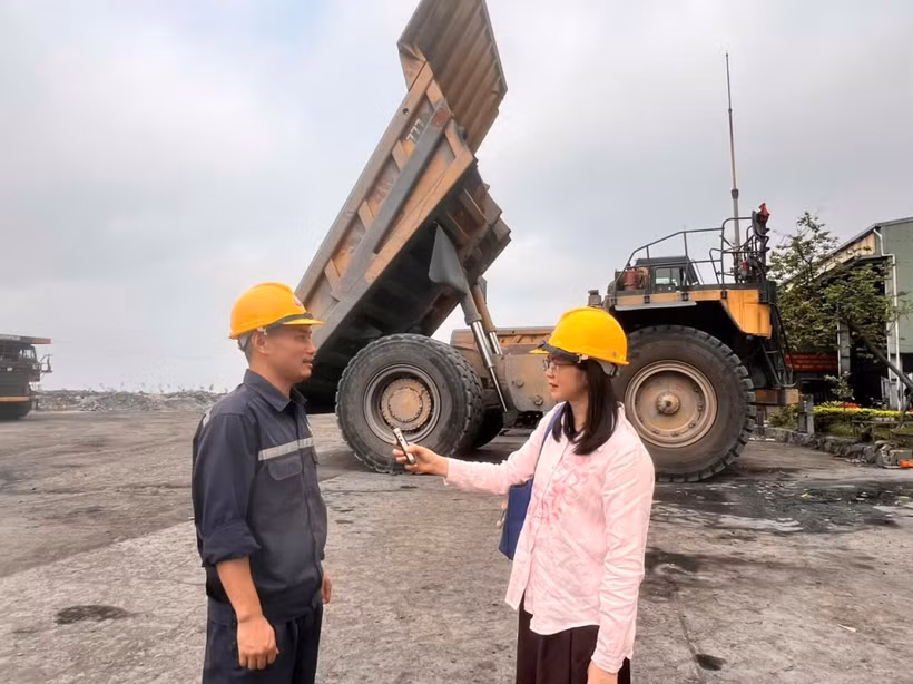 A journalist records an on-site interview for podcast production. (Photo: baoquangninh.vn)