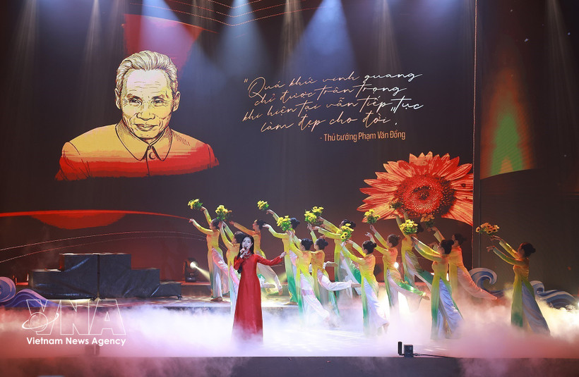 A performance in the special political art programme titled “Prime Minister Pham Van Dong – A lifetime for the nation and the people”. (Photo: VNA)