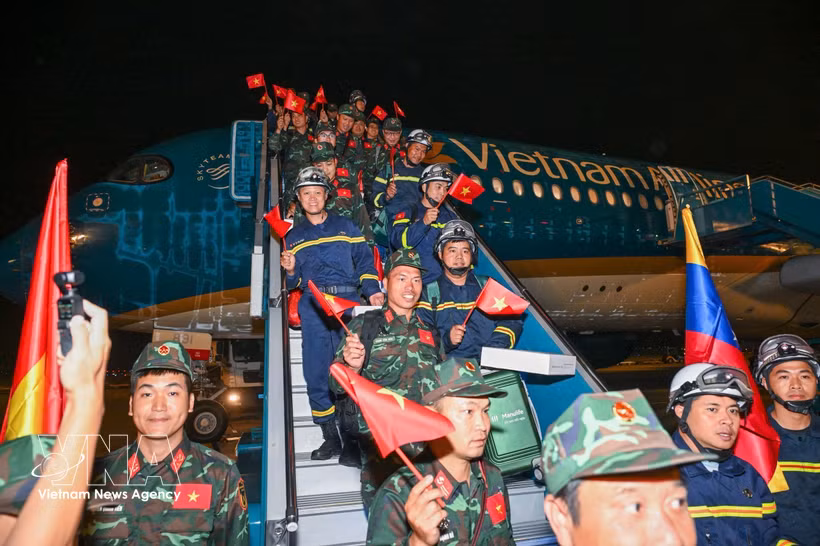 The Vietnamese rescue team return to Hanoi early on July 11 after completing their relief mission in Venezuela following the twin earthquakes on June 24. (Photo: VNA)