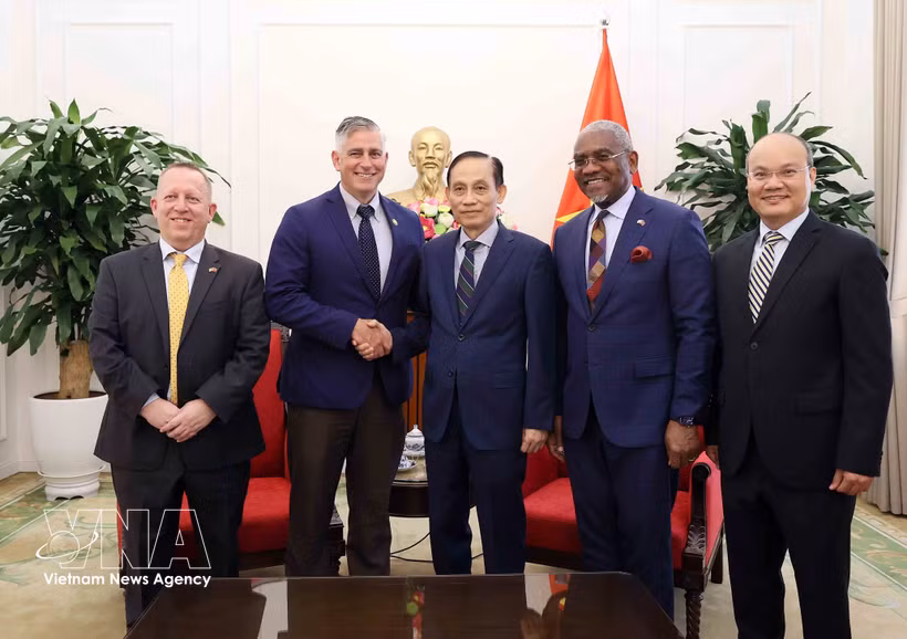 Minister of Foreign Affairs Le Hoai Trung (centre) and US lawmakers at the reception in Hanoi on May 26 (Photo: VNA)