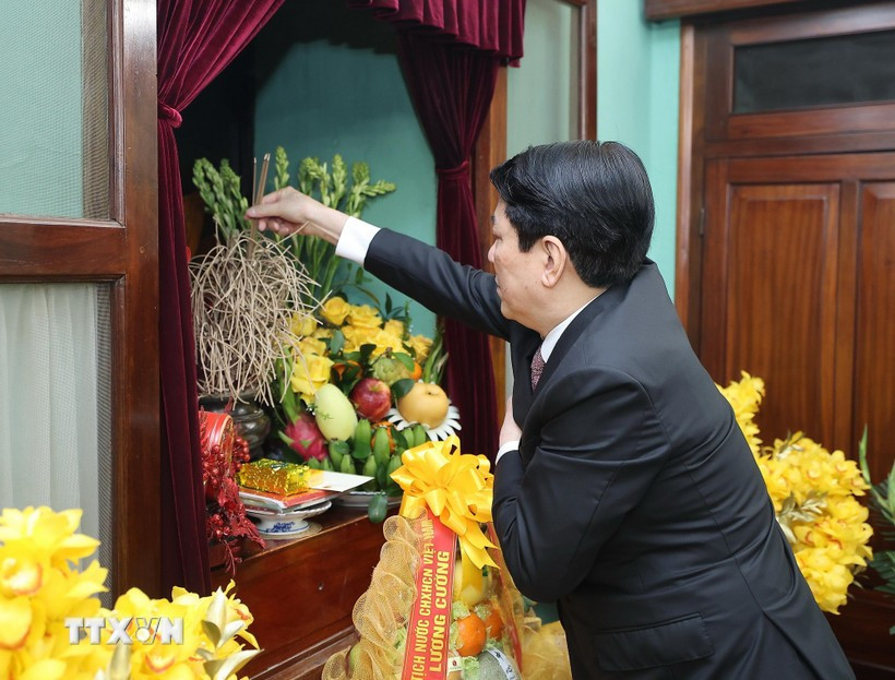 State President Luong Cuong offers incense in commemoration of President Ho Chi Minh at House 67 in Hanoi on February 13, 2026. (Photo: VNA)