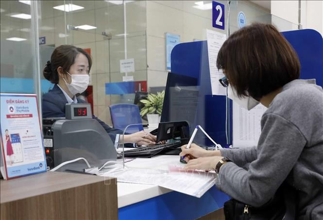A customer conducts transactions at the Vietnam Joint Stock Commercial Bank for Industry and Trade (VietinBank). (Photo: VNA)