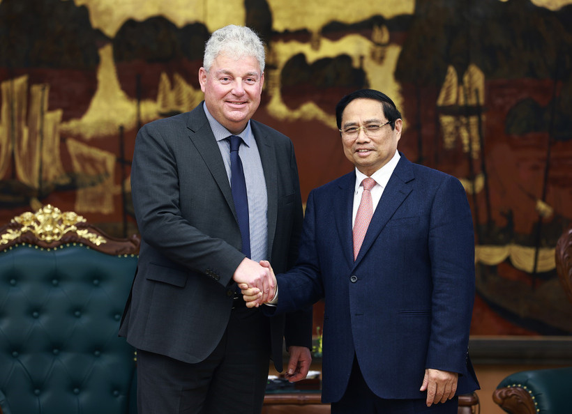 Prime Minister Pham Minh Chinh (R) and Eduard Stiphout, Senior Vice President of ASML, in Hanoi on January 15. (Photo: VNA)