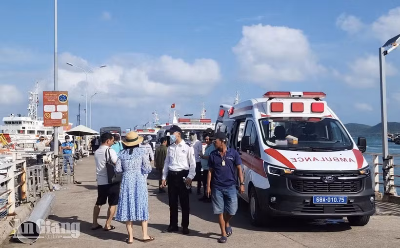 The rescue force deploys maximum personnel and equipment for search and rescue operations after a tourist canoe capsizes off Phu Quoc Island in An Giang province on July 11 afternoon. (Photo: baoangiang.com.vn)