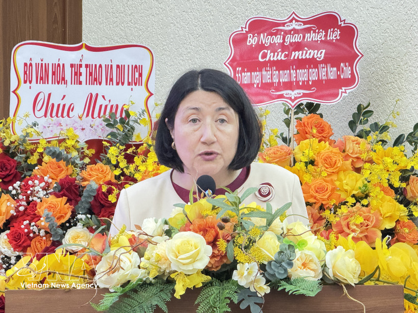 Chilean Ambassador to Vietnam Nasly Bernal Prado speaks at the friendship meeting marking the 55th anniversary of bilateral diplomatic ties on March 25. (Photo: VNA)