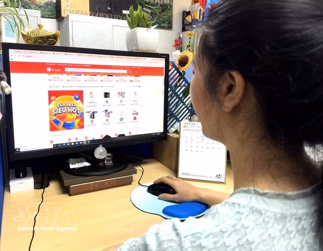 Online shopping is a common habit among office workers. (Photo: VNA)