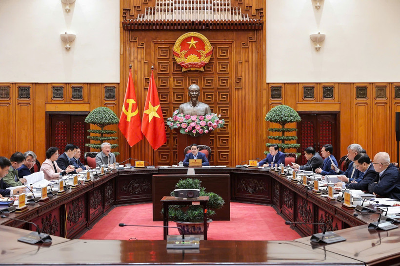 Prime Minister Pham Minh Chinh chairs a meeting of standing Government members in Hanoi on January 17 to discuss the development of a National Strategy on Rare Earths (Photo: VNA)