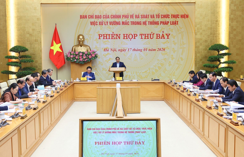 Prime Minister Pham Minh Chinh chairs the seventh meeting of the Government's Steering Committee for reviewing and untangling knots in the legal document system in Hanoi on January 17 (Photo: VNA)