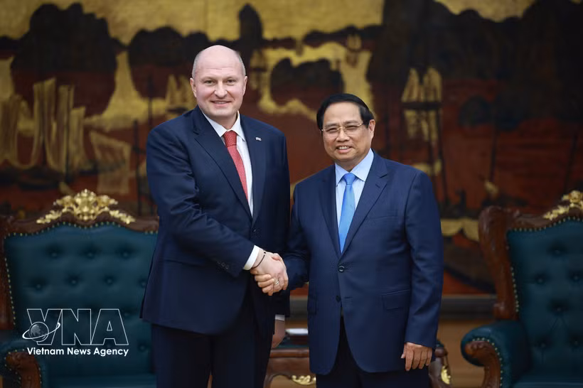 Prime Minister Pham Minh Chinh (right) and Russian Minister of Civil Defence, Emergencies and Disaster Relief Aleksandr Kurenkov at their meeting on March 5. (Photo: VNA)