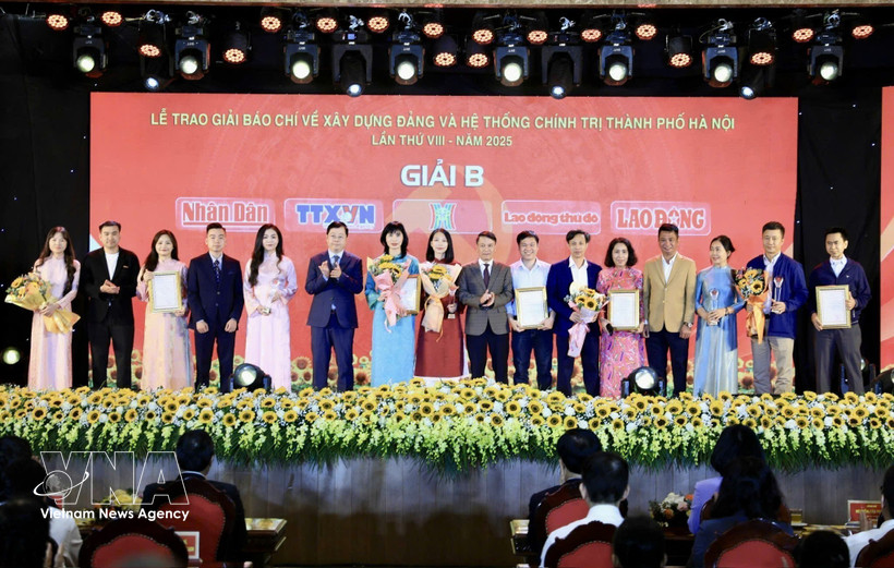 Winners of B Prize of the 8th Press Awards on building the Party and the political system of Hanoi for 2025. (Photo: VNA)