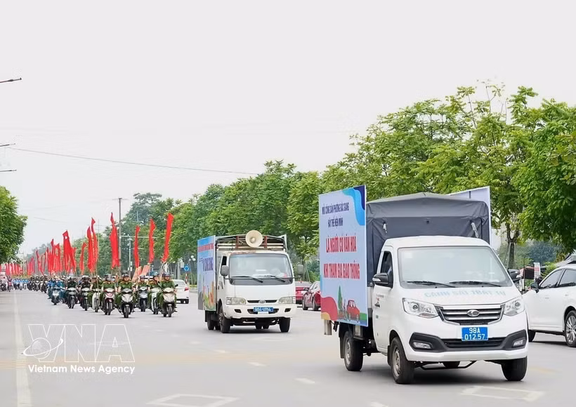 A parade through streets in Bac Giang ward, Bac Ninh province helps spread the message of building a safe and civilised traffic culture among the public (Photo: VNA)