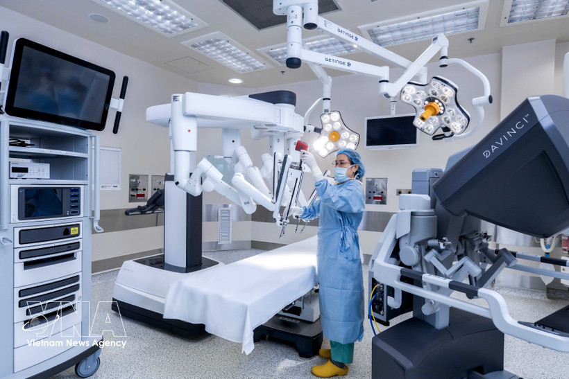 FV Hospital equips the Da Vinci Xi surgical robot, the world’s most advanced generation of robotic surgery systems. (Photo: VNA)