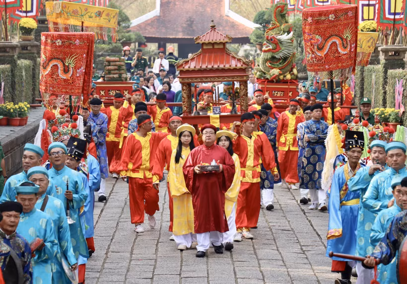 Offering of cylindrical glutinous rice cakes to Hung Kings at Thuong Temple in Ho Chi Minh City (Photo: VNA)