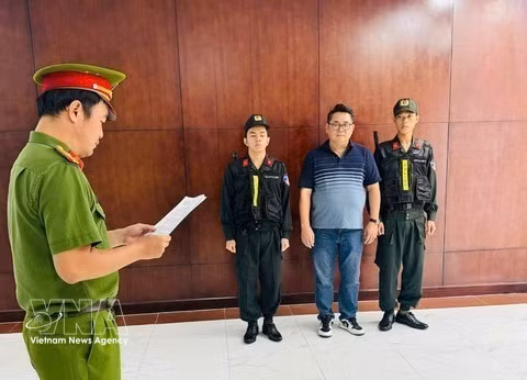 Defendant Nguyen Thanh Hiep is informed of procedural decisions by the police. (Photo: VNA)