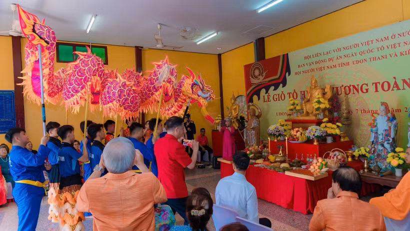 Vietnamese people in Thailand's Udon Thani province offer incense to commemorate the Hung Kings at the ceremony on April 21. (Photo: VNA)