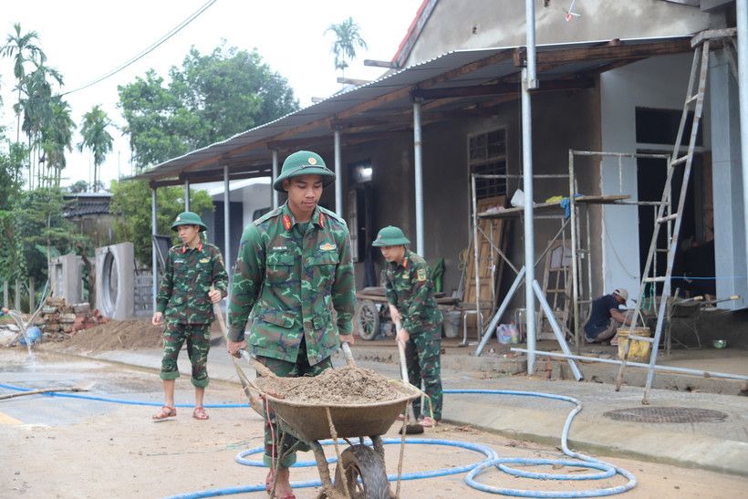 Hue officers, soldiers and local residents in the central city of Hue are working at full speed to complete solid new homes for natural disaster-hit families (Photo: VNA)