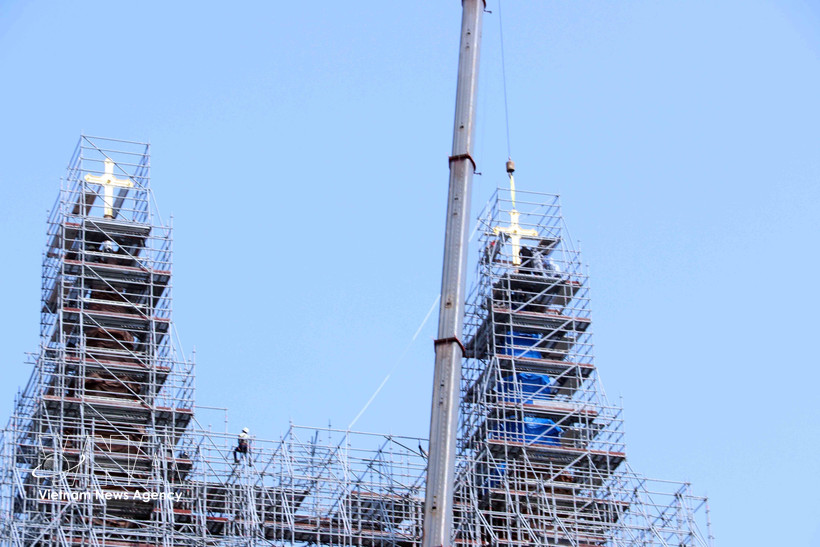 Two gold-plated crosses, weighing more than 800 kilogrammes in total, are installed atop the twin towers of the Notre-Dame Cathedral Basilica of Saigon at a height of about 60 metres. (Photo: VNA)