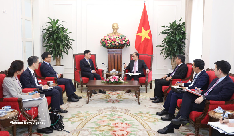 Minister of Foreign Affairs Le Hoai Trung (right) receives First Vice Minister of Foreign Affairs of the Republic of Korea (RoK) Park Yoon-joo in Hanoi on April 3. (Photo published by VNA)