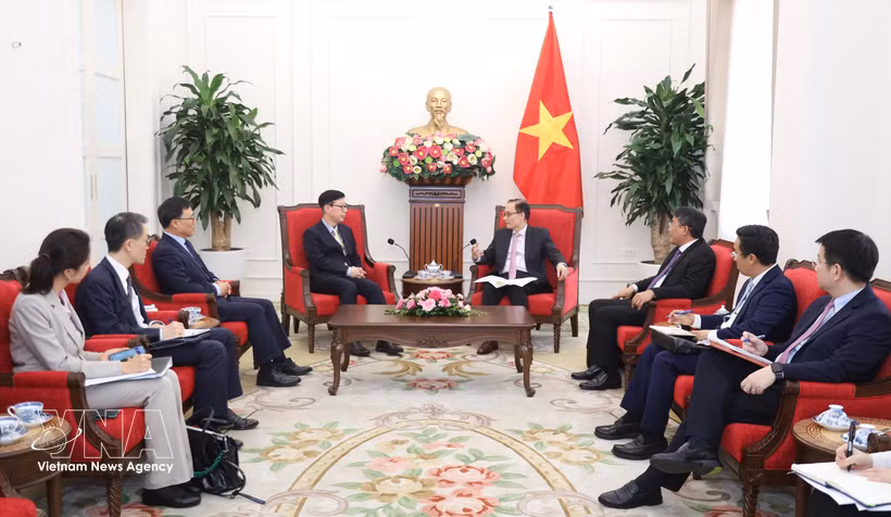 Minister of Foreign Affairs Le Hoai Trung (right) receives First Vice Minister of Foreign Affairs of the Republic of Korea (RoK) Park Yoon-joo in Hanoi on April 3. (Photo published by VNA)