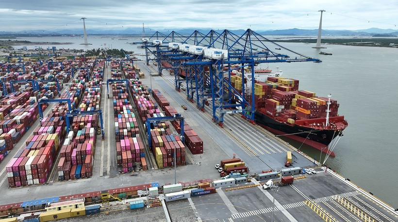 Imports and exports at Lach Huyen container port in Hai Phong city (Photo: VNA)