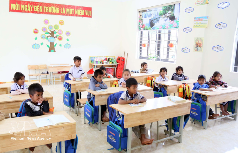 Ensuring full school attendance among pupils at the K Ai satellite campus in Dan Hoa commune, Quang Tri province has been made possible thanks to the persistent and quiet efforts of teachers, border guards, and local authorities. (Photo: VNA)