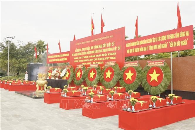 Dong Nai province holds a memorial and burial service for the remains of 30 fallen soldiers on August 27, 2025. (File photo: VNA)