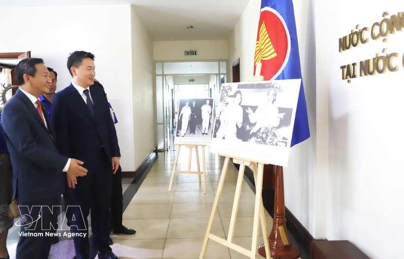 Vietnamese Ambassador to Laos Nguyen Minh Tam (R) and Thongly Sisoulith, member of the Lao Party Central Committee and Secretary of the Central Committee of the Lao People’s Revolutionary Youth Union at a photo exhibition held as part of the ceremony marking he 95th anniversary of the Ho Chi Minh Communist Youth Union in Vientiane on March 25. (Photo: VNA)