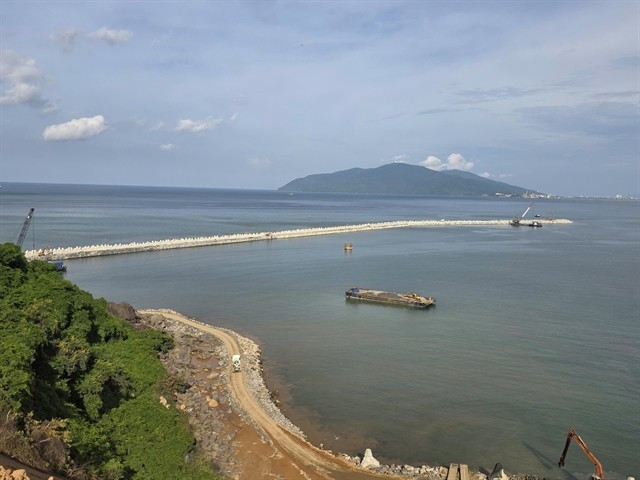 A sea-dyke section of the Lien Chieu deep-sea port is completed. The port is a key logistics service in linkage with the Da Nang Free Trade Zone. (Photo courtesy of Giao Lien)