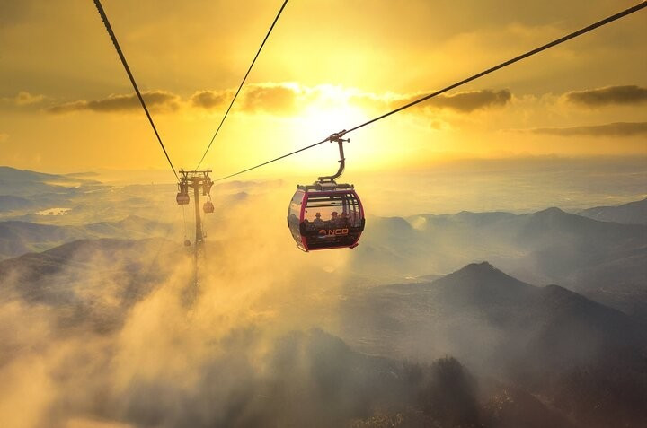 Vietnam has firmly established itself on the global map as a premier destination for "surreal" cable car experiences that defy imagination (Photo: Sun Group)