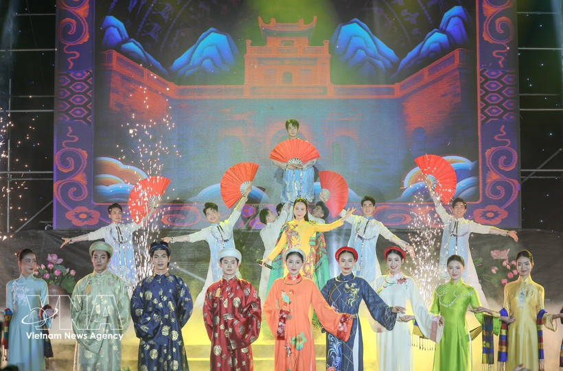A performance at an Ao Dai festival in Hanoi. (Photo: VNA)