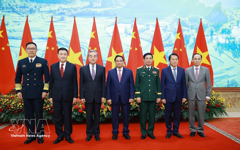 Prime Minister Pham Minh Chinh (centre) and the Vietnamese and Chinese ministers of foreign affairs, national defence and public security at the meeting in Hanoi on March 16. (Photo: VNA)