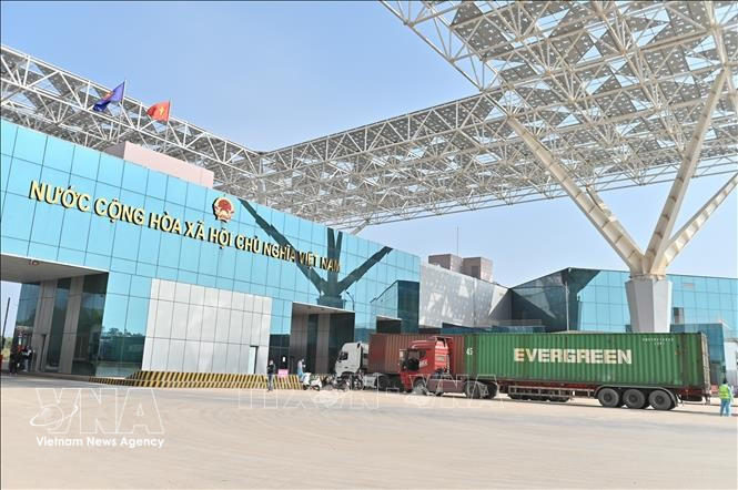 Vehicles transporting import and export goods at Mong Cai international border gate. (Photo: VNA)