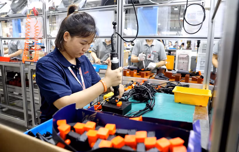 Workers at the Lien Ha Thai Industrial Park in the Thai Binh Economic Zone). (Photo: VNA)