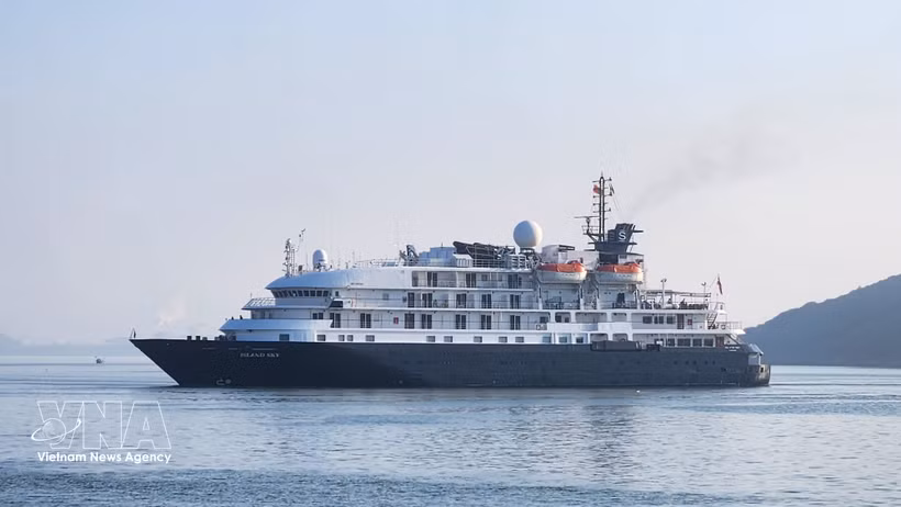 International cruise ship NOBLE CALEDONIA &ndash; ISLAND SKY docks at Quy Nhon Port, Gia Lai province, on March 27, 2026. (Photo: VNA) 