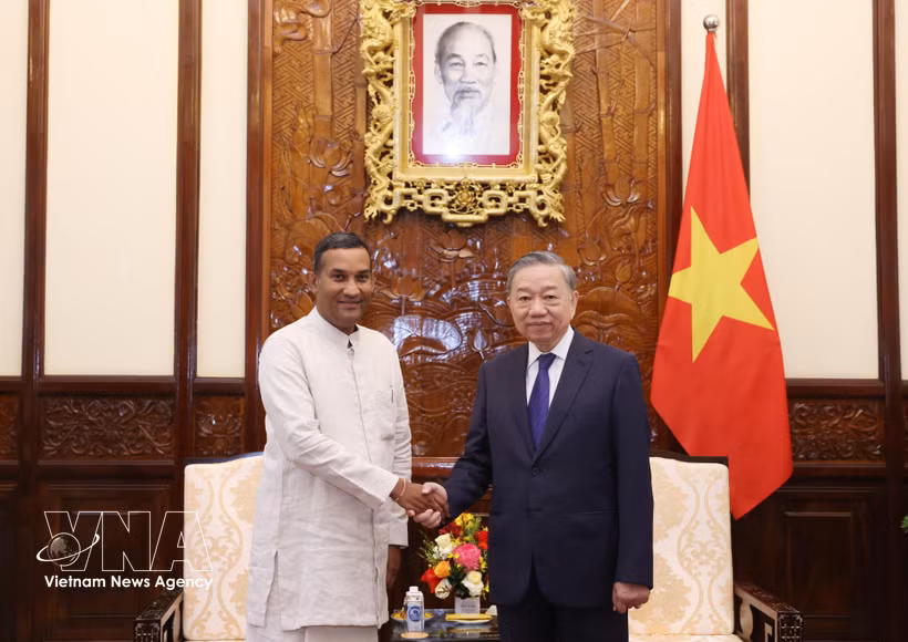 General Secretary of the Communist Party of Vietnam Central Committee and State President To Lam (R) receives Sri Lankan Ambassador to Vietnam Poshitha Perera. (Photo: VNA)