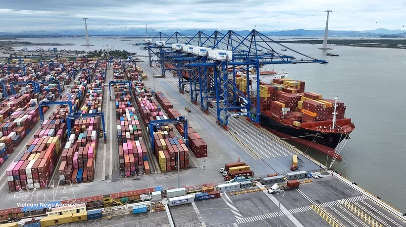 Cargo at Lach Huyen Container Terminal in Hai Phong city (Photo: VNA)