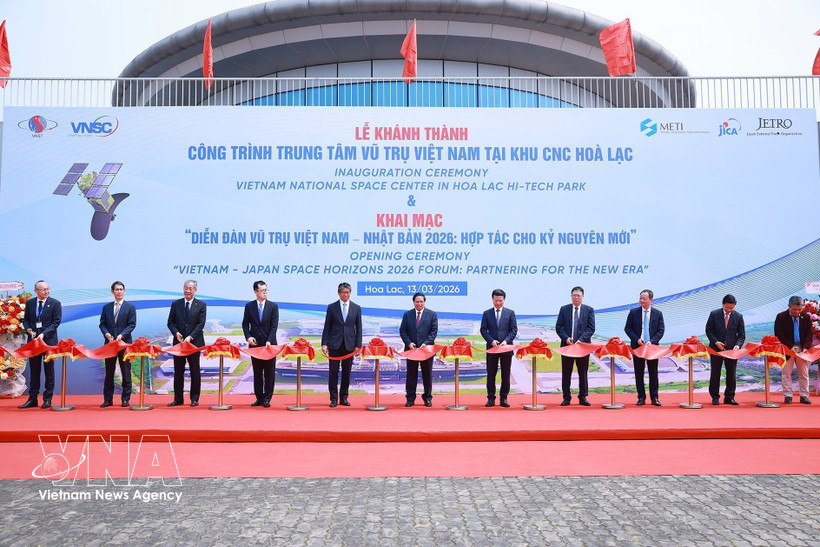 Prime Minister Pham Minh Chinh (C) and delegates cut a ribbon to innaugurate the Vietnam National Space Centre (VNSC) at Hoa Lac Hi-Tech Park in Hanoi on March 13 (Photo: VNA)