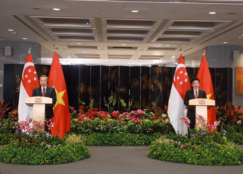 During his official visit to Singapore, Party General Secretary To Lam and Singaporean Prime Minister and Secretary-General of the People’s Action Party (PAP) Lawrence Wong announce the elevation of bilateral relations to a Comprehensive Strategic Partnership at a press meeting following their talks on March 12, 2025. (Photo: VNA)